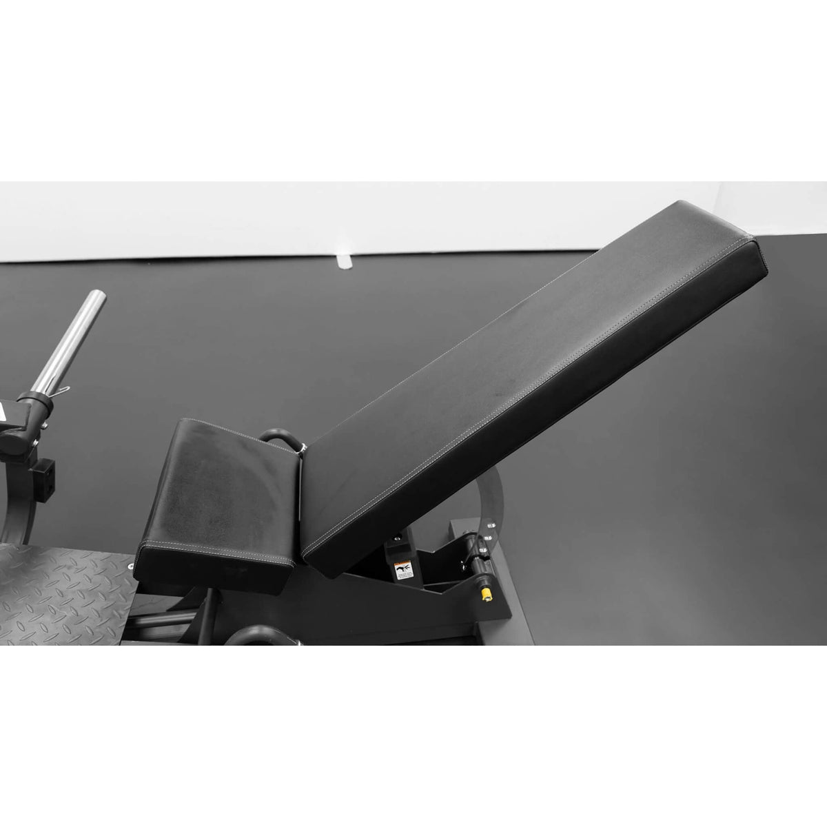 bodykore gr808 squat press machine contoured cushions