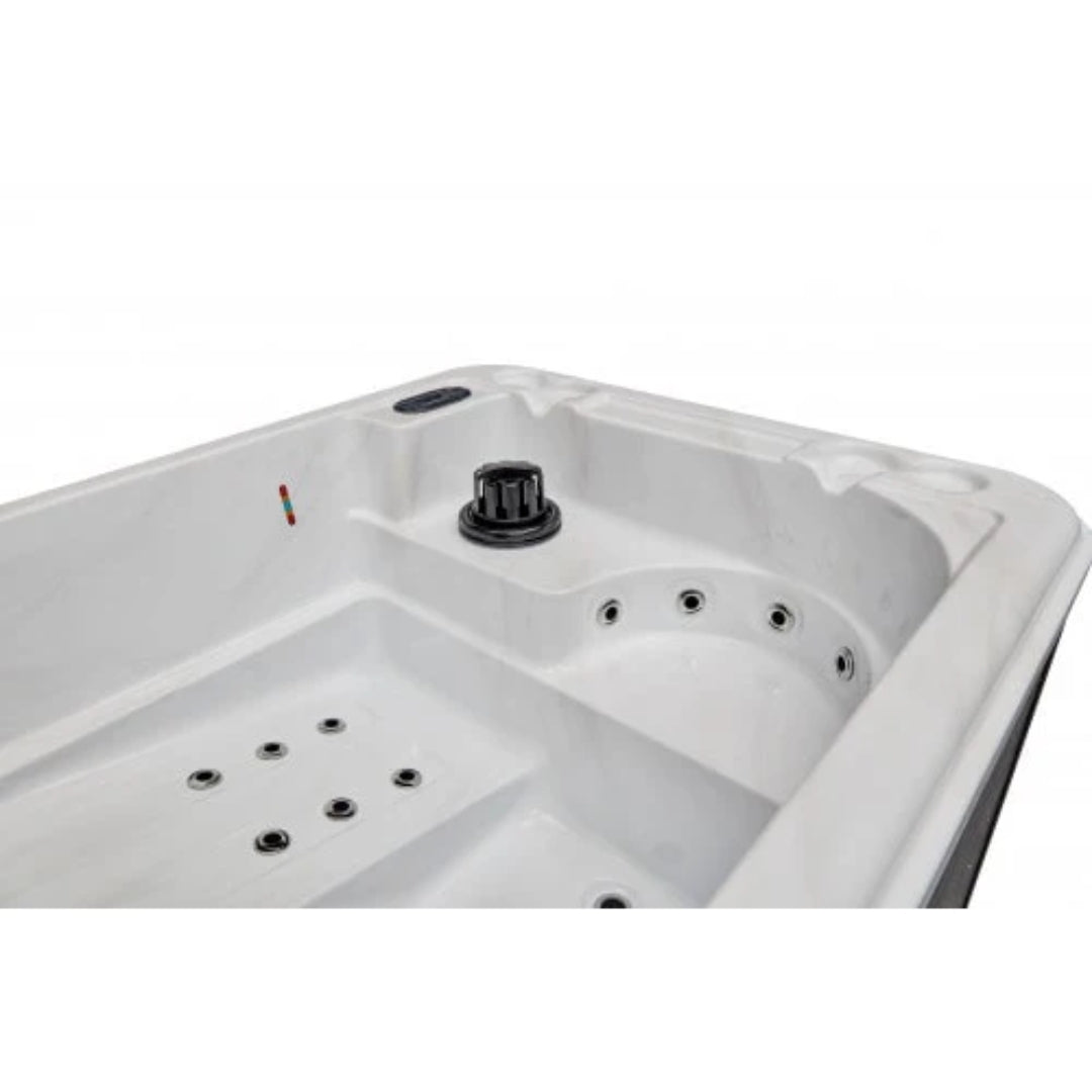 The RILEY 3-person Luxury Hot Tub Jets