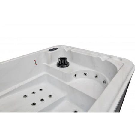 The RILEY 3-person Luxury Hot Tub Jets